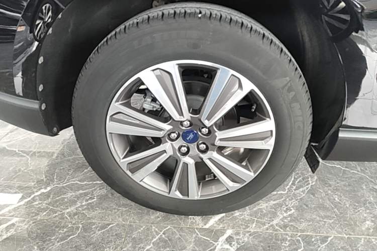 Used Ford Edge 2021 PLUS EcoBoost 245 Two-Wheel-Drive Platinum Edition 5 Seats Right Rear Wheel Hub