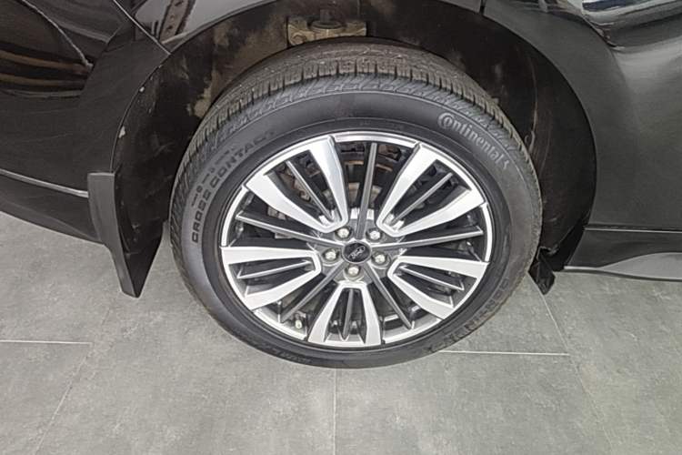 Used Ford Edge 2021 PLUS EcoBoost 245 Two-Wheel-Drive Titanium 7-Seater Right Rear Wheel Hub