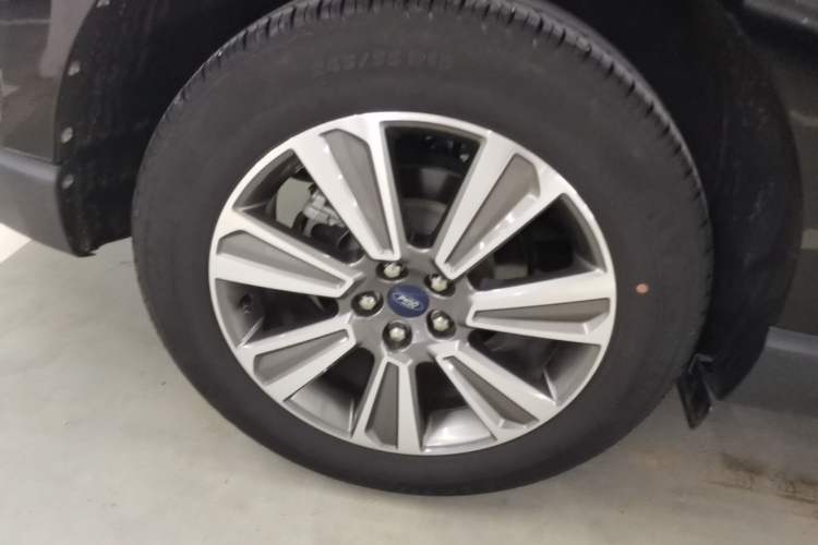 Used Ford Edge 2021 PLUS EcoBoost 245 Two-Wheel-Drive Platinum Edition 5 Seats Right Rear Wheel Hub