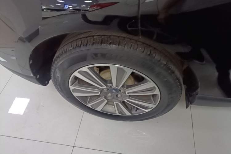 Used Ford Edge 2021 PLUS EcoBoost 245 Two-Wheel-Drive Platinum Edition 5 Seats Right Rear Wheel Hub