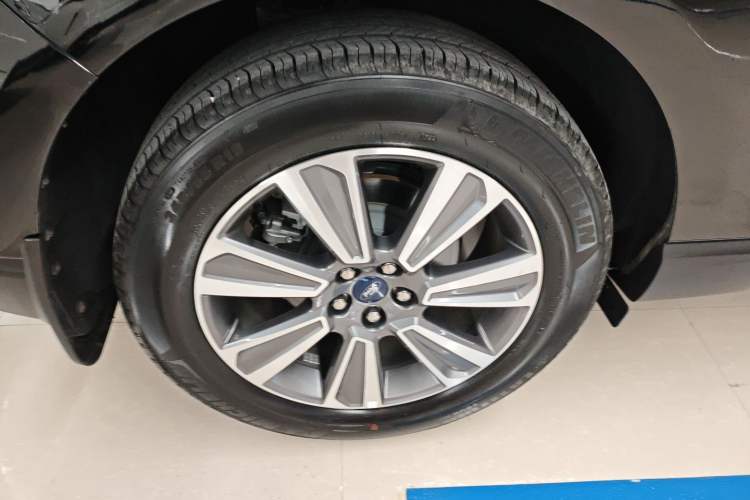 Used Ford Edge 2021 PLUS EcoBoost 245 Two-Wheel-Drive Platinum Edition 5 Seats Right Rear Wheel Hub