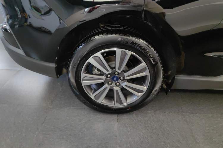 Used Ford Edge 2021 PLUS EcoBoost 245 Two-Wheel-Drive Platinum Edition 5 Seats Right Rear Wheel Hub