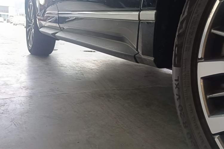Used Ford Edge 2021 PLUS EcoBoost 245 Two-Wheel-Drive Titanium 7-Seater Right Side Sill