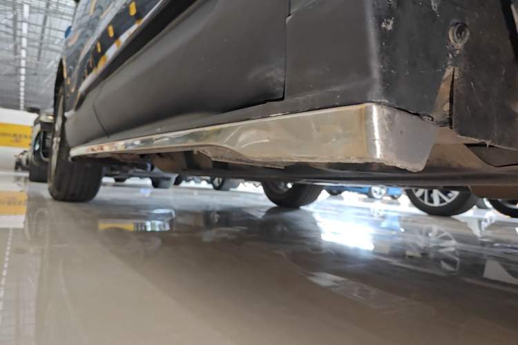 Used Ford Edge 2021 PLUS EcoBoost 245 Two-Wheel-Drive Platinum Edition 5 Seats Right Side Sill