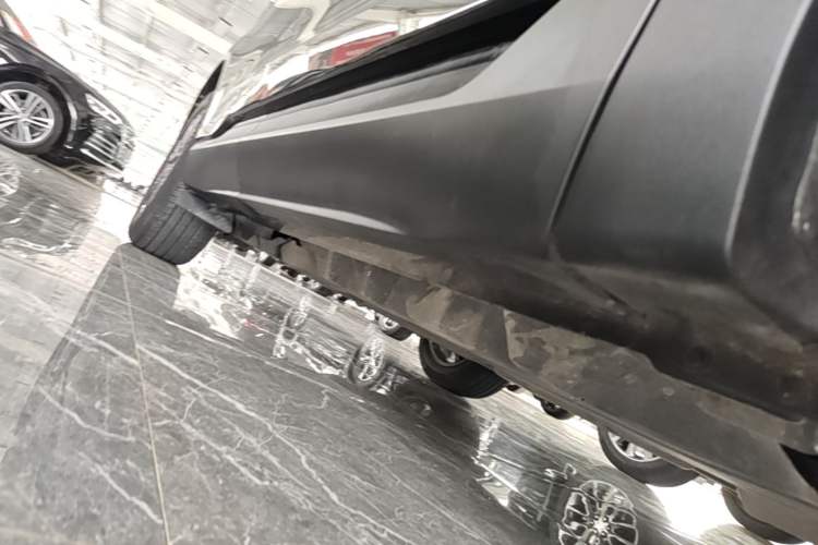 Used Ford Edge 2021 PLUS EcoBoost 245 Two-Wheel-Drive Platinum Edition 5 Seats Right Side Sill