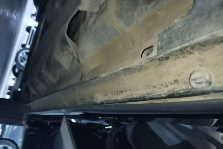 Used Ford Edge 2021 PLUS EcoBoost 245 Two-Wheel-Drive Platinum Edition 5 Seats Right Side Sill