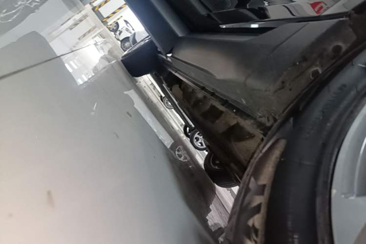 Used Ford Edge 2021 PLUS EcoBoost 245 Two-Wheel-Drive Platinum Edition 5 Seats Right Side Sill
