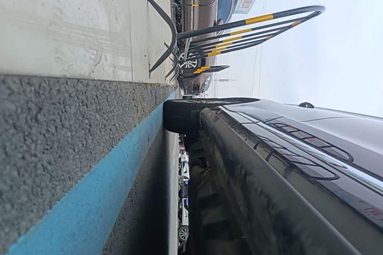 Used Ford Edge 2021 PLUS EcoBoost 245 Two-Wheel-Drive Titanium 7-Seater Right Side Sill