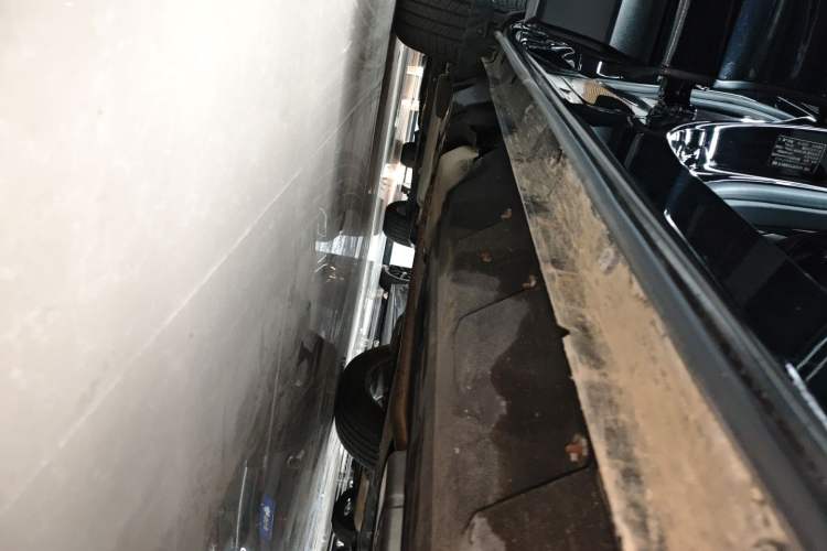 Used Ford Edge 2021 PLUS EcoBoost 245 Two-Wheel-Drive Platinum Edition 5 Seats Right Side Sill