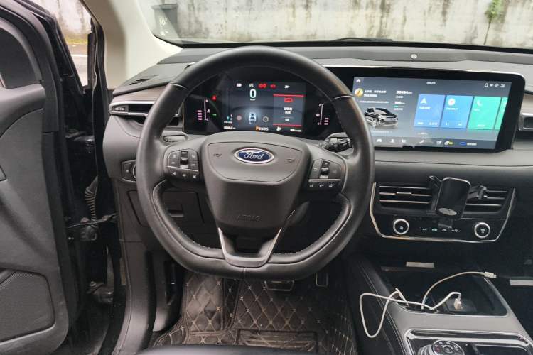 Used Ford Edge 2021 PLUS EcoBoost 245 Two-Wheel-Drive Titanium 7-Seater Steering Wheel