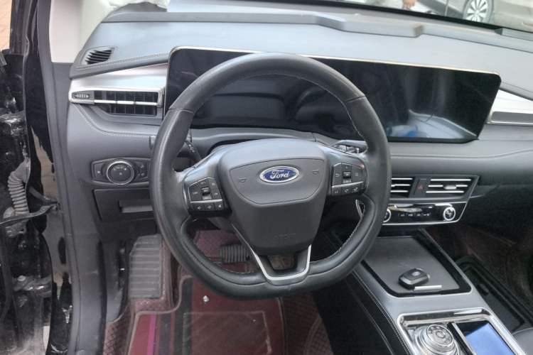 Used Ford Edge 2021 PLUS EcoBoost 245 Two-Wheel-Drive Platinum Edition 5 Seats Steering Wheel