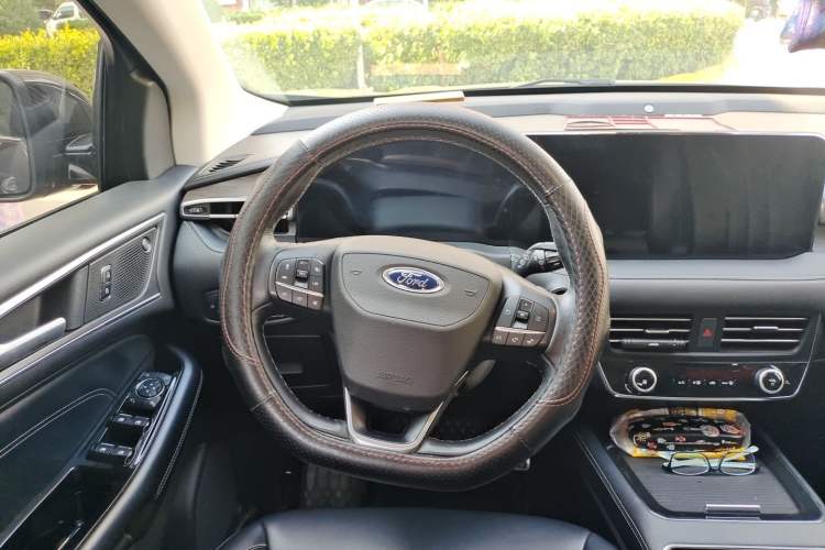 Used Ford Edge 2021 Facelifted PLUS EcoBoost 245 Two-Wheel Drive XLT 7-Seater Steering Wheel