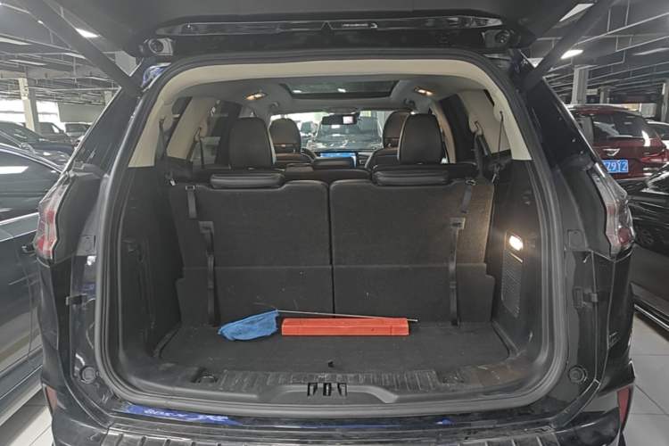 Used Ford Edge 2021 PLUS EcoBoost 245 Two-Wheel-Drive Titanium 7-Seater Trunk