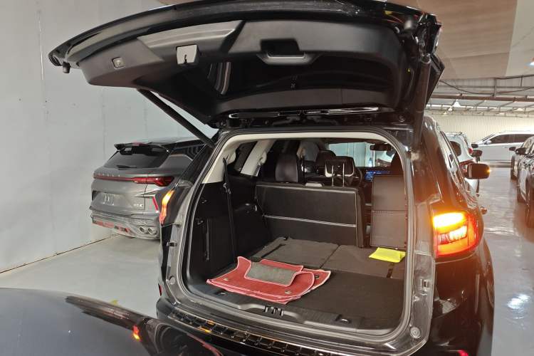 Used Ford Edge 2021 PLUS EcoBoost 245 Two-Wheel-Drive Titanium 7-Seater Trunk