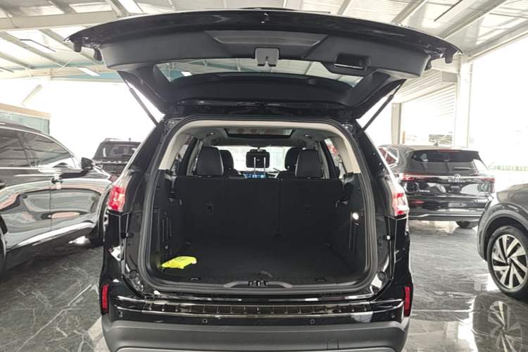 Used Ford Edge 2021 PLUS EcoBoost 245 Two-Wheel-Drive Platinum Edition 5 Seats Trunk