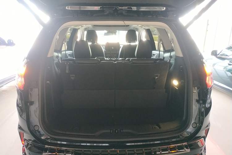 Used Ford Edge 2021 PLUS EcoBoost 245 Two-Wheel-Drive Titanium 7-Seater Trunk