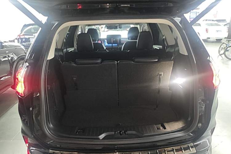 Used Ford Edge 2021 PLUS EcoBoost 245 Two-Wheel-Drive Titanium 7-Seater Trunk