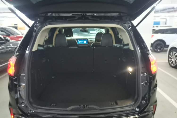 Used Ford Edge 2021 PLUS EcoBoost 245 Two-Wheel-Drive Platinum Edition 5 Seats Trunk