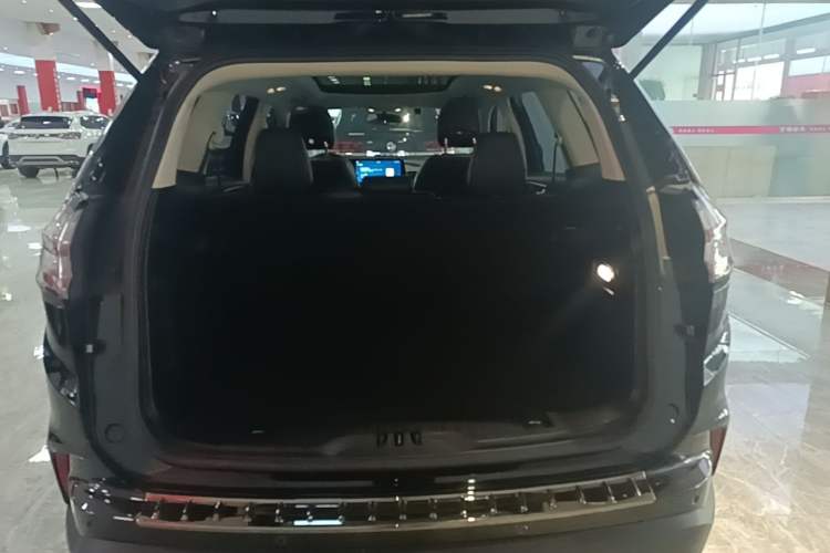Used Ford Edge 2021 PLUS EcoBoost 245 Two-Wheel-Drive Platinum Edition 5 Seats Trunk
