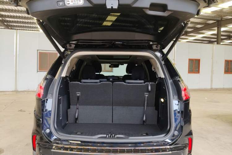 Used Ford Edge 2021 PLUS EcoBoost 245 Two-Wheel-Drive Titanium 7-Seater Trunk