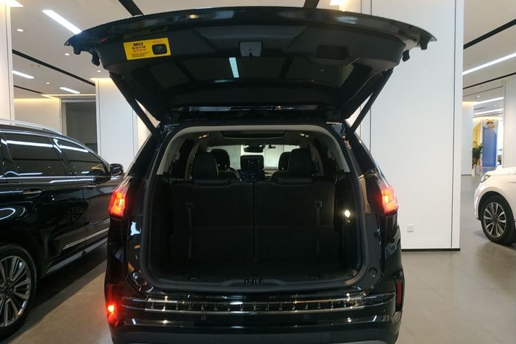Used Ford Edge 2021 PLUS EcoBoost 245 Two-Wheel-Drive Titanium 7-Seater Trunk
