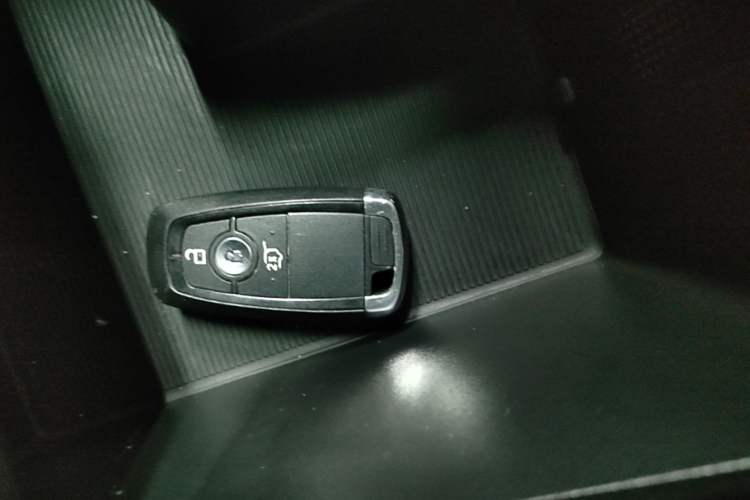 Used Ford Edge 2021 PLUS EcoBoost 245 Two-Wheel-Drive Platinum Edition 5 Seats Vehicle Key