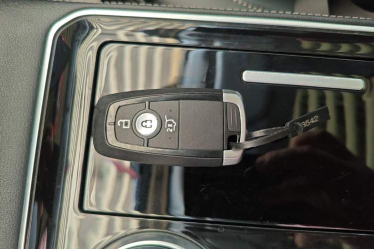 Used Ford Edge 2021 PLUS EcoBoost 245 Two-Wheel-Drive Platinum Edition 5 Seats Vehicle Key