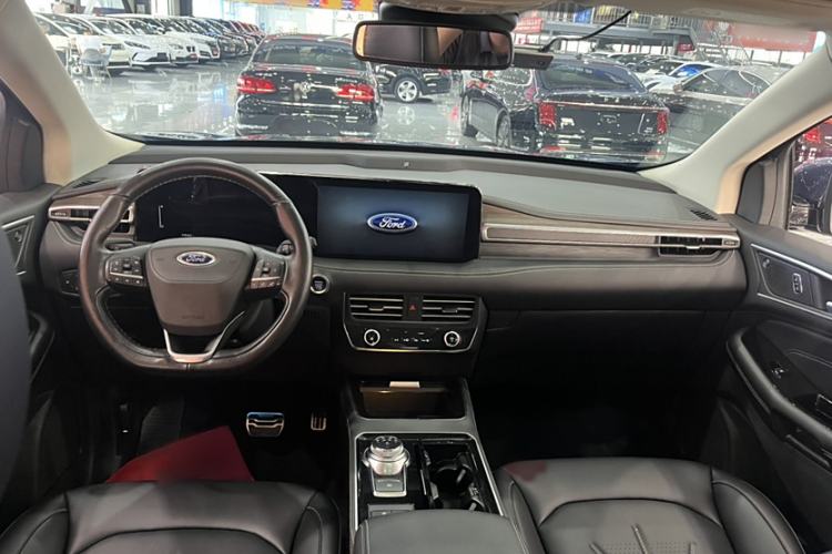 Used Ford Edge 2021 Facelifted PLUS EcoBoost 245 Two-Wheel Drive XLT 7-Seater Interior 3