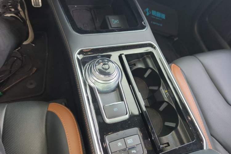 Used Ford Edge 2021 PLUS EcoBoost 245 Four-Wheel Drive Titanium Edition 7-Seater Gear Lever