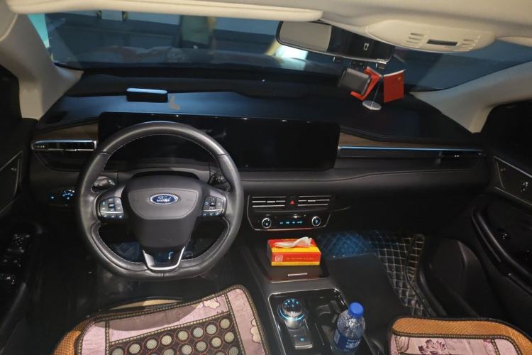 Used Ford Edge 2021 PLUS EcoBoost 245 Two-Wheel-Drive Titanium 7-Seater Center Console