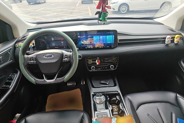 Used Ford Edge 2021 Facelifted PLUS EcoBoost 245 Two-Wheel Drive XLT 7-Seater Center Console