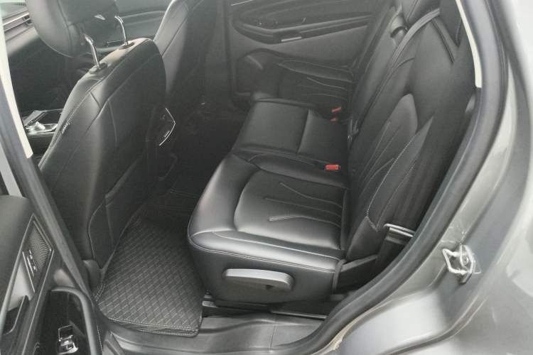 Used Ford Edge 2021 Facelifted PLUS EcoBoost 245 Two-Wheel Drive XLT 7-Seater Interior 5