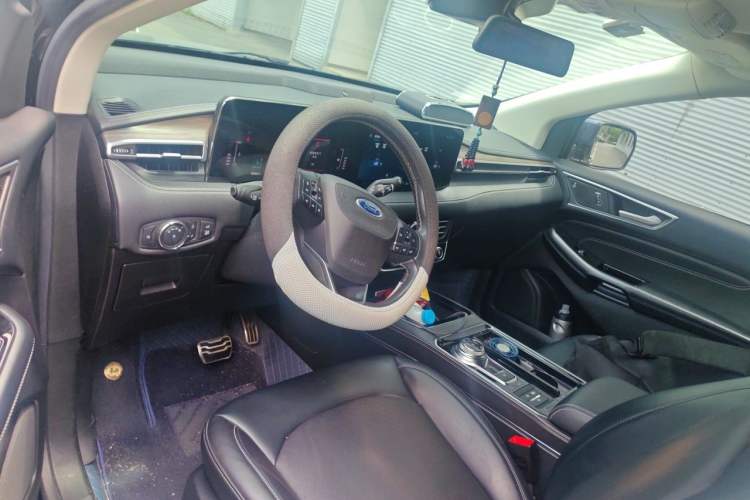 Used Ford Edge 2021 PLUS EcoBoost 245 Two-Wheel-Drive Titanium 7-Seater Center Console