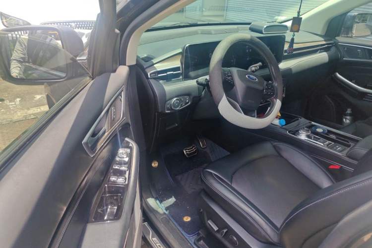 Used Ford Edge 2021 PLUS EcoBoost 245 Two-Wheel-Drive Titanium 7-Seater Driver Seat