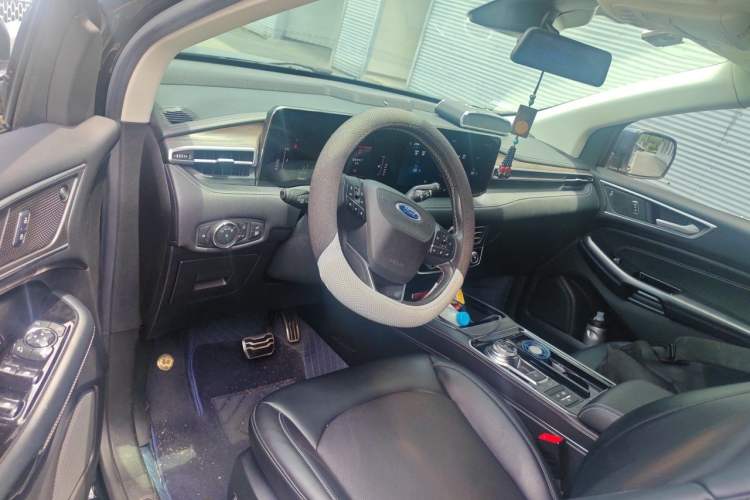 Used Ford Edge 2021 PLUS EcoBoost 245 Two-Wheel-Drive Titanium 7-Seater Steering Wheel