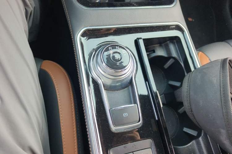 Used Ford Edge 2021 PLUS EcoBoost 245 Four-Wheel Drive Titanium Edition 7-Seater Gear Lever