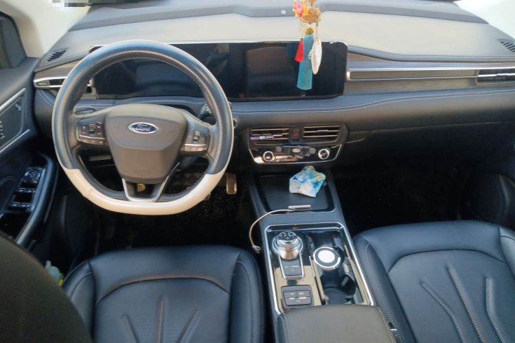 Used Ford Edge 2021 PLUS EcoBoost 245 Two-Wheel-Drive Titanium 7-Seater Center Console