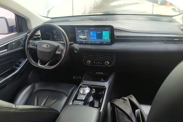 Used Ford Edge 2021 PLUS EcoBoost 245 Two-Wheel-Drive Titanium 7-Seater Center Console