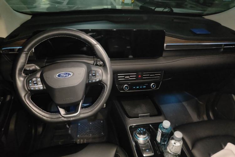 Used Ford Edge 2021 PLUS EcoBoost 245 Two-Wheel-Drive Titanium 7-Seater Center Console