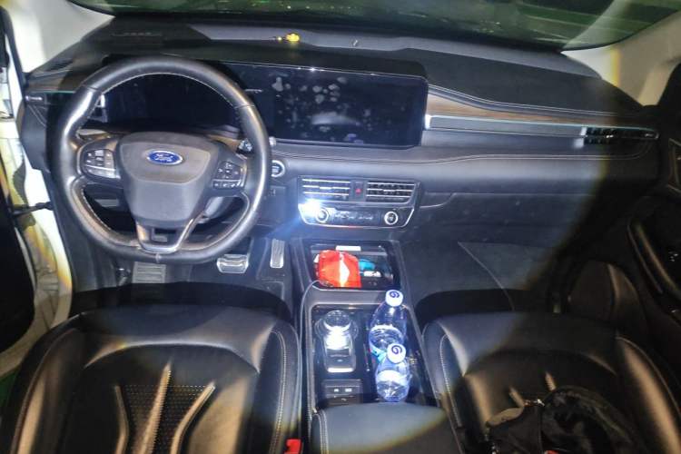 Used Ford Edge 2021 PLUS EcoBoost 245 Two-Wheel-Drive Titanium 7-Seater Center Console