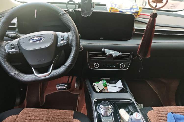 Used Ford Edge 2021 PLUS EcoBoost 245 Two-Wheel-Drive Titanium 7-Seater Center Console