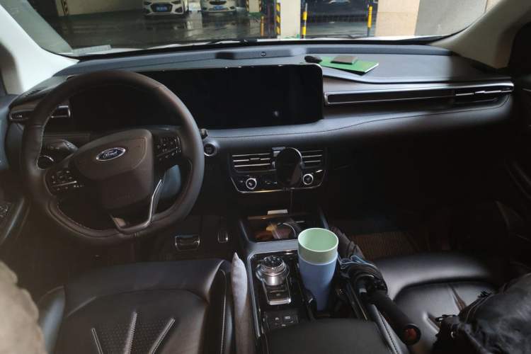 Used Ford Edge 2021 PLUS EcoBoost 245 Two-Wheel-Drive Titanium 7-Seater Center Console