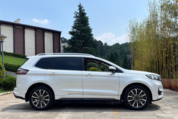 Used Ford Edge 2021 PLUS EcoBoost 245 Two-Wheel-Drive Titanium 7-Seater Exterior 4