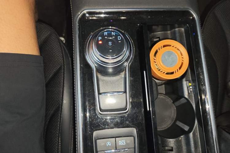 Used Ford Edge 2021 PLUS EcoBoost 245 Two-Wheel-Drive Titanium 7-Seater Gear Lever