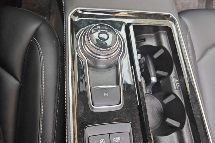 Used Ford Edge 2021 PLUS EcoBoost 245 Two-Wheel-Drive Titanium 7-Seater Gear Lever