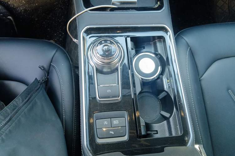 Used Ford Edge 2021 PLUS EcoBoost 245 Two-Wheel-Drive Titanium 7-Seater Gear Lever