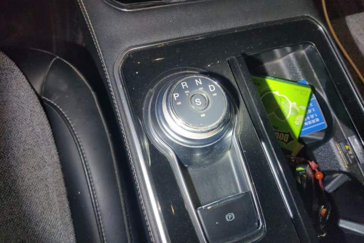 Used Ford Edge 2021 PLUS EcoBoost 245 Two-Wheel-Drive Titanium 7-Seater Gear Lever