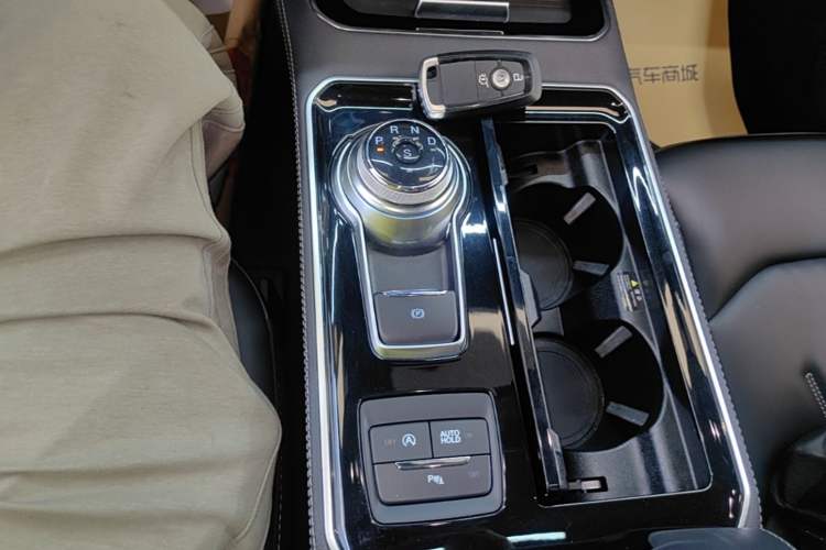 Used Ford Edge 2021 PLUS EcoBoost 245 Two-Wheel-Drive Titanium 7-Seater Gear Lever