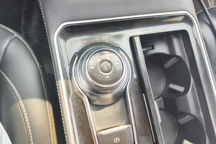 Used Ford Edge 2021 PLUS EcoBoost 245 Two-Wheel-Drive Platinum Edition 5 Seats Gear Lever