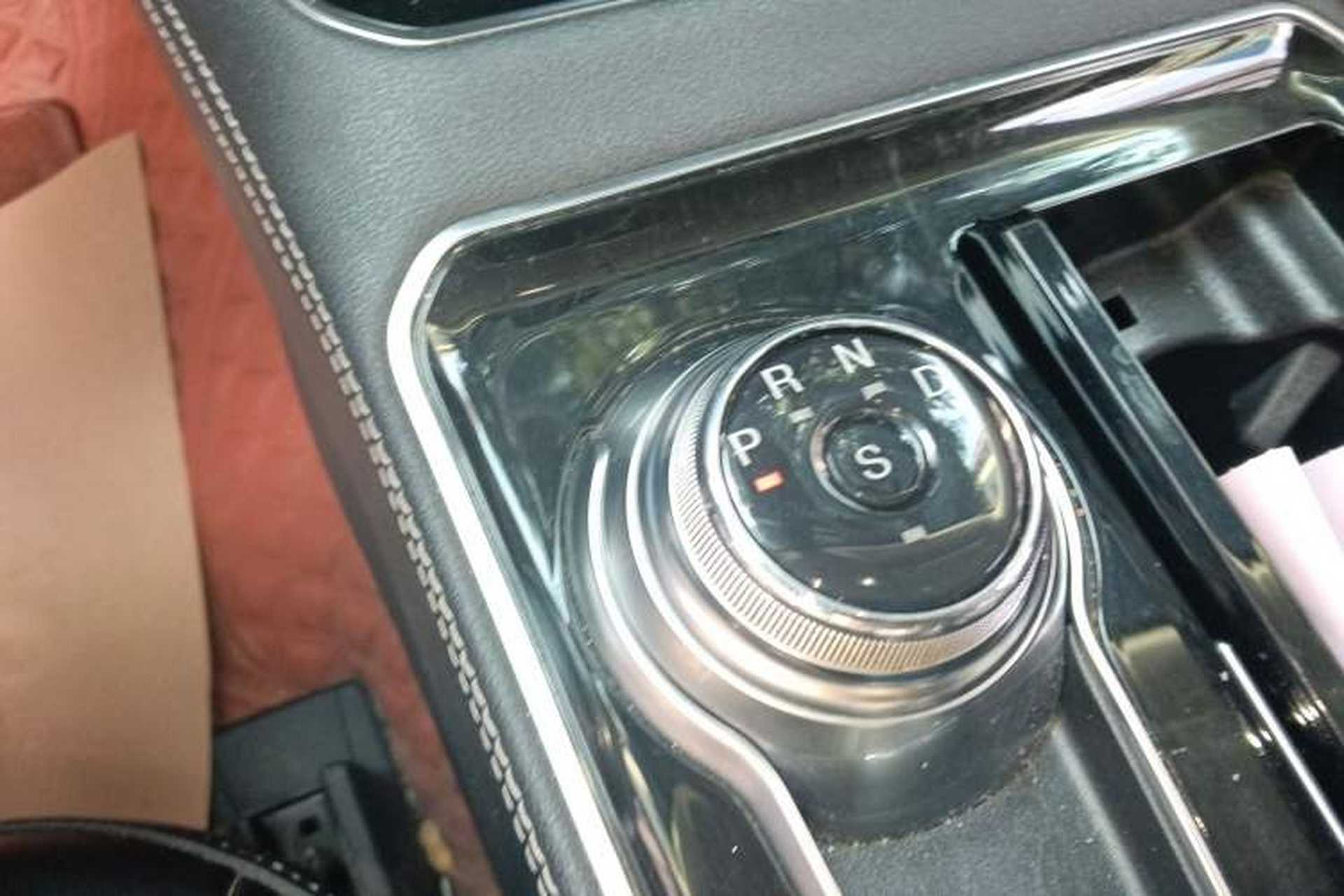 Used Ford Edge 2021 PLUS EcoBoost 245 Two-Wheel-Drive Titanium 7-Seater Gear Lever